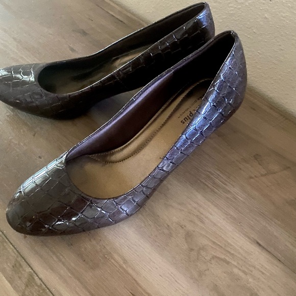 Comfort Plus by Predictions brand brown pumps. Size 9 1/2.